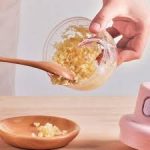 مینی خردکن شارژی اورجینال سه تیغه | خرد کن برقی صورتی دستی برای پیاز، سیر، هویج و غذای کودک - تصویر 8